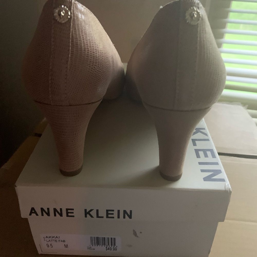 BRAND NEW ANNE KLEIN BEIGE/TAN HEELS - Picture 3 of 8